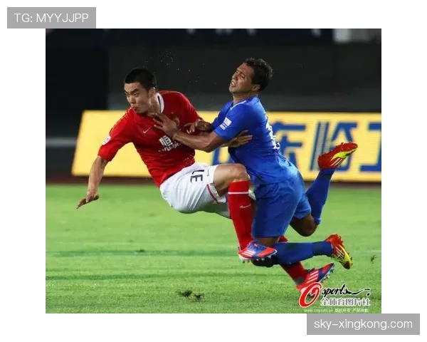 合法冲撞的足球规则判定标准与裁判执行要点解析