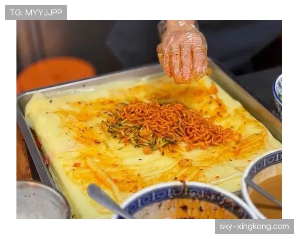 安东尼·约书亚在路边摊吃凉皮，掏出一张厚得能当砖的金卡