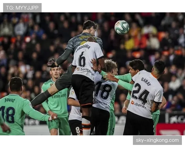 库尔图瓦高位出球激增如何重塑防线稳定性并主导关键战？