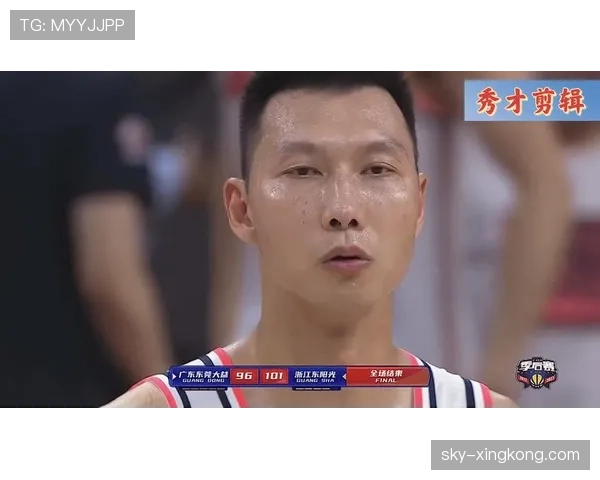 易建联上街排队买早点，名表配塑料袋这反差我笑喷